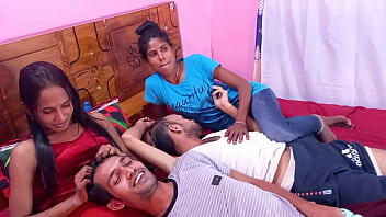 Uttaran20 -La bengalí se deja follar en el cuarteto, por supuesto. Pero no solo las chicas negras son folladas, sino que los dos chicos se follan entre ellos en el coño apretado durante el cuarteto del pueblo. Las zorras y los