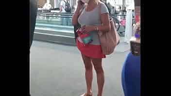 Upskirt buscando disfraz