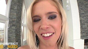 Video corto de givemepink con la nena caliente Tracy Gold de Perfect Gonzo