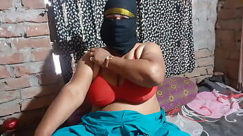 Increíble chica india mostrando el coño en un video romántico