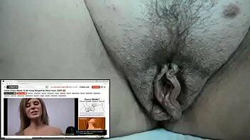 ¡Tu hermosa madre toca su coño mientras ve videos pornográficos de esa zorra!