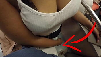 Mujer agarrando mi polla en el metro.