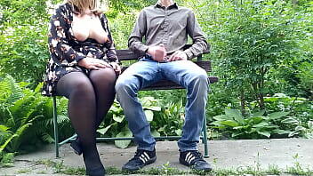 Las aventuras de una sucia milf en pantimedias en el parque en un banco