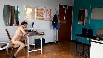 Secretaria nudista. Empleado desnudo en la oficina. La perra desnuda no se avergüenza de su jefe. oficina desnuda. tetas, pezones, culo, coño