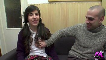 18 años y dos meses, estudia en un colegio del Opus, su padre es de clase alta y nos hace pasar a buscarla al cole por que quiere ser actriz porno