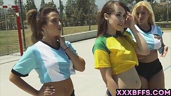 Chicas futbolistas chupan y follan al entrenador una polla dura