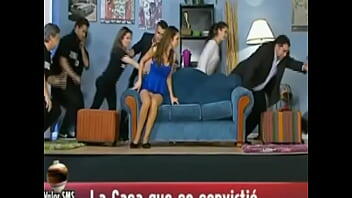vanesa borghi modelo sin ropa interior en programa de tv en vivo con minifalda