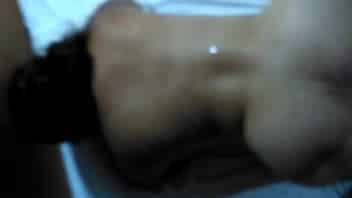 Masturbación anal con pollas de goma muy grandes y doble penetración.