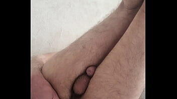 Hombre flaco ardiente pasivo gay jugando con juguete sexual consolador en su culo sexo anal Monterrey Mexico