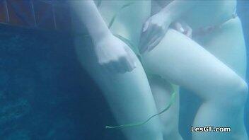Digitación y chorros junto a la piscina con bellezas de grandes tetas