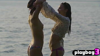 Las mejores amigas sexys Cara Pin y la cachonda Elilith Noir posan desnudas después de un striptease
